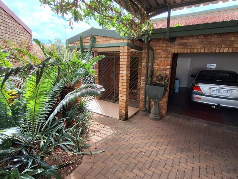 Cosy 3-bedroom house in secure estate in Faerie Glen - Photo 10