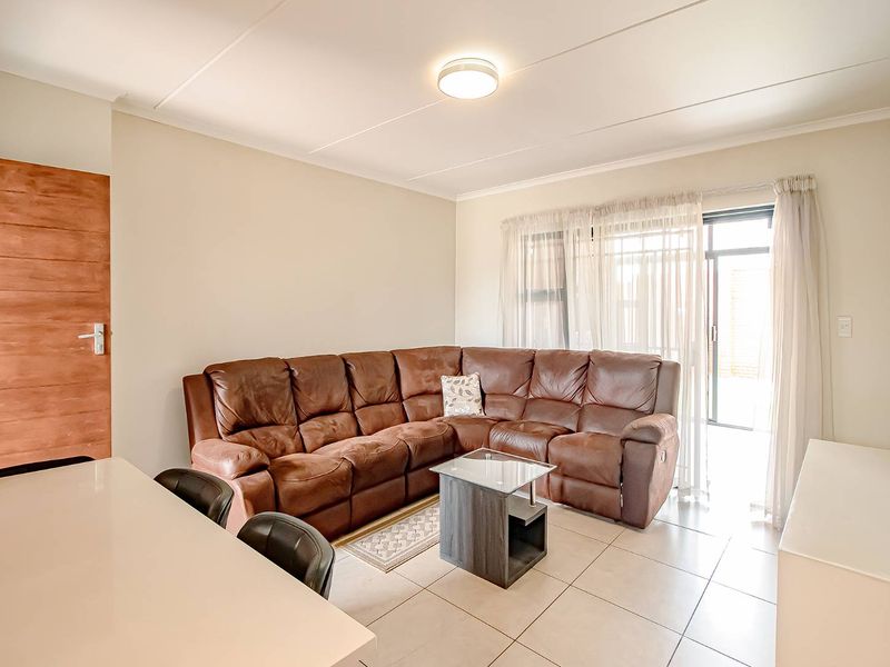 Immaculate 2 bed, 2 bath  Ground unit with very large garden - Photo 3