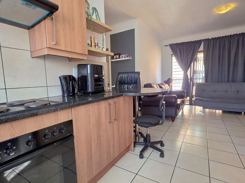 2 Bedroom Apartment / Flat for Sale in South Crest - Photo 8