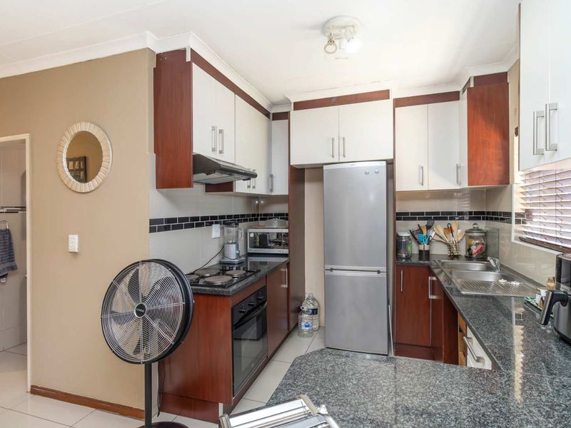 Stunning Corner Stand Townhouse: Largest Garden in a well maintained pet friendly Complex! - Photo 6