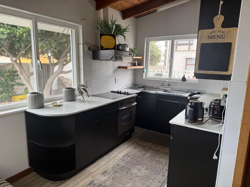FOR RENT - 3 EN-SUITE SUITES | DOUBLE-STOREY EXCELLENCE - SWAKOPMUND,NAMIBIA - Photo 8