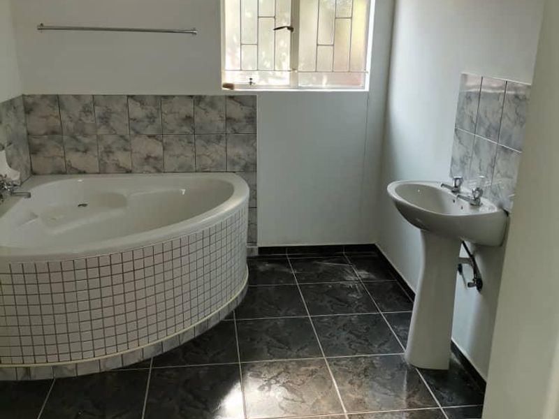Freestanding House For Sale In Ondangwa Extension No 2 - Photo 10