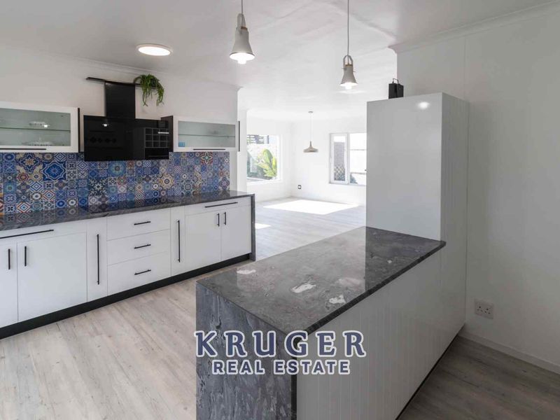 Immaculate Renovated Home with Separate flat - Photo 7