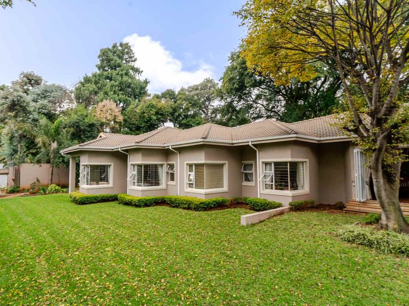 A Large Luxurious  4-Bedroom Residence with Exceptional Space and Versatility in Upper Bedfordview - Photo 5