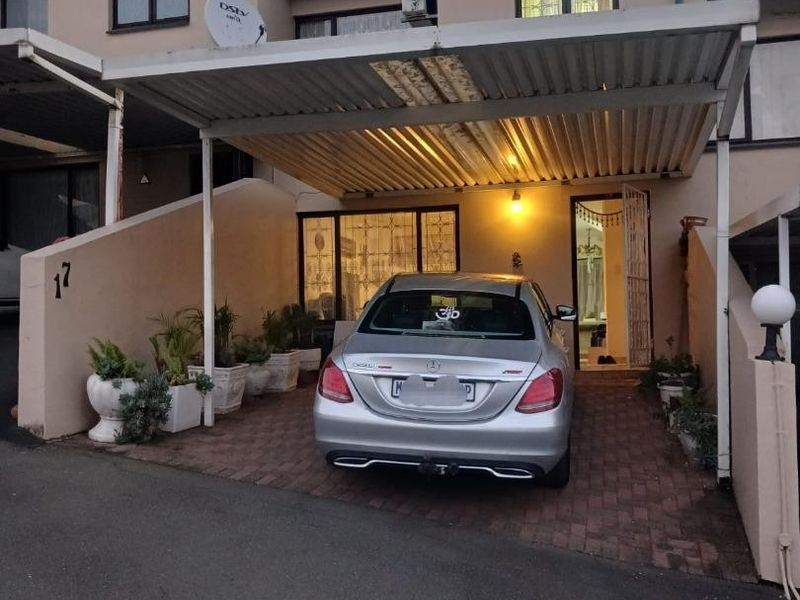 Welcome to your dream home nestled in the heart of Reservoir Hills, Durban. - Photo 1