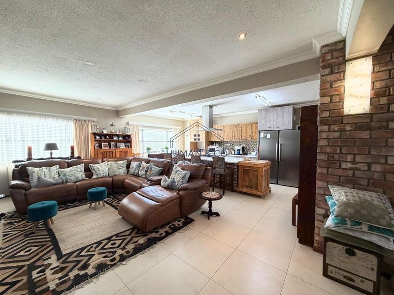 Modern 3-bedroom home in Fairway Estate - Photo 2