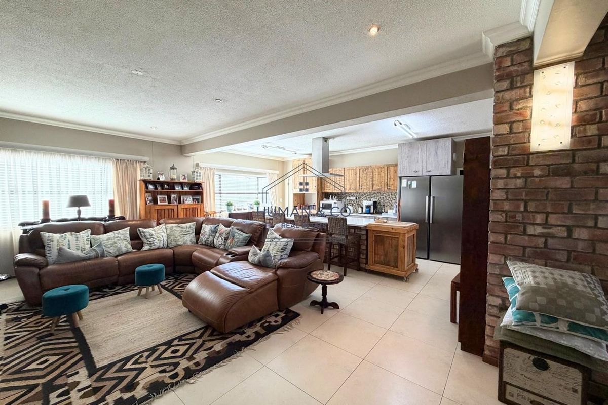Modern 3-bedroom home in Fairway Estate - Photo 2
