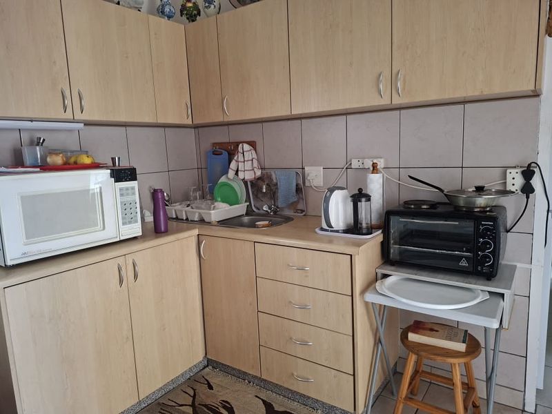 Charming 1-bedroom retirement unit for sale - Photo 2