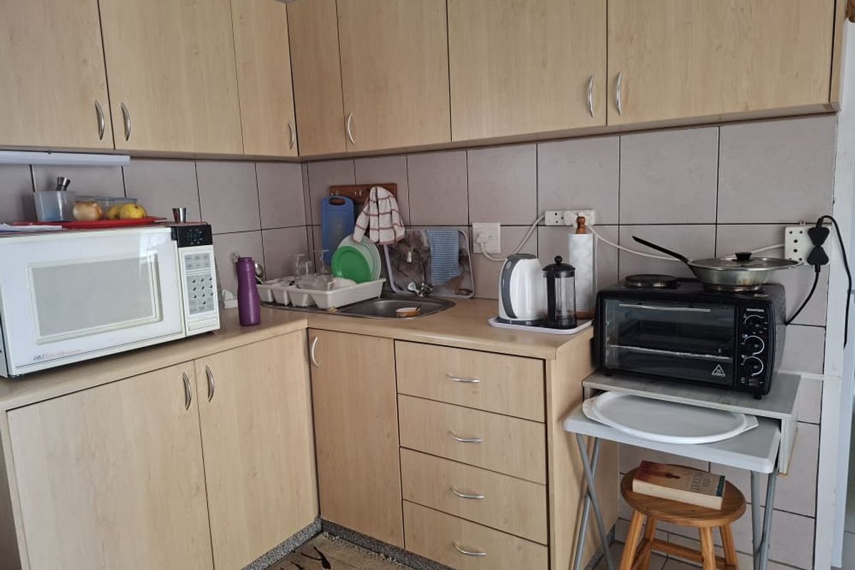 Charming 1-bedroom retirement unit for sale - Photo 2