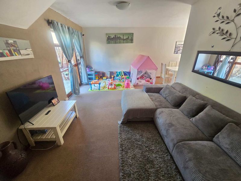 Spacious 3-Bedroom Duplex with Braai Patio & Pool Views | Belmore Park, Westering - Photo 5