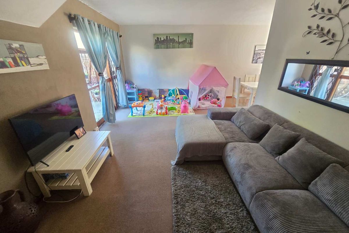 Spacious 3-Bedroom Duplex with Braai Patio & Pool Views | Belmore Park, Westering - Photo 5