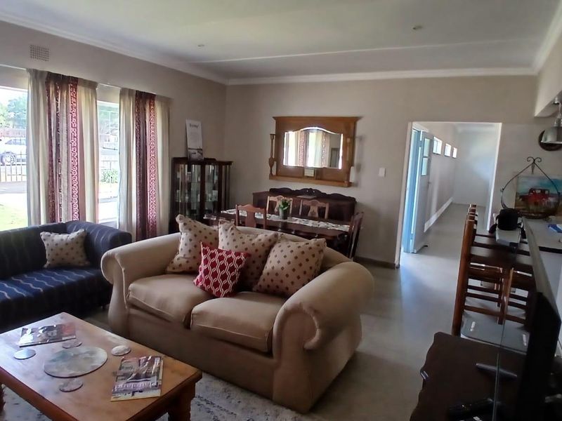 Beautiful 3-bedroom property with 2 flatlets with lots of possibilities - Photo 3