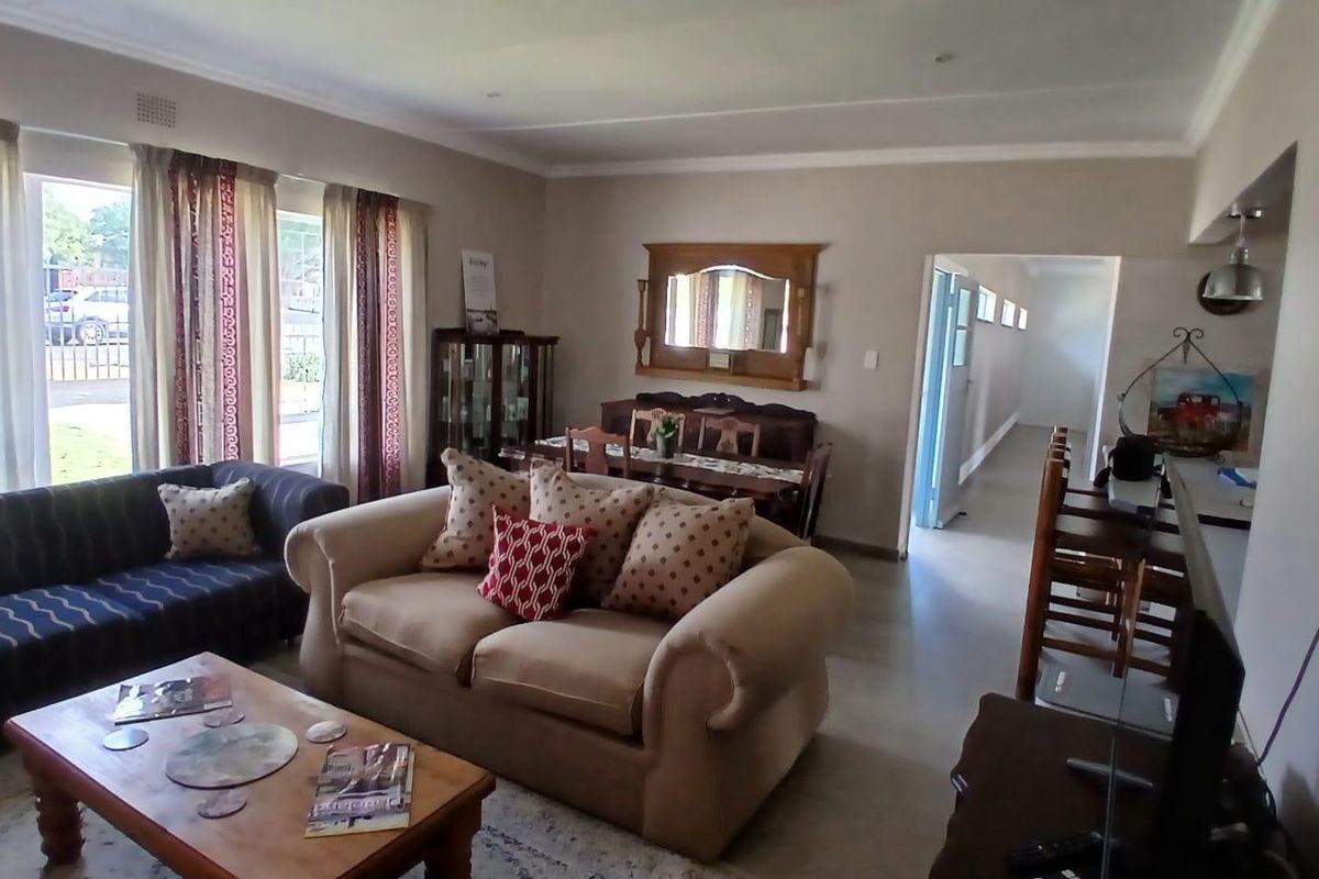 Beautiful 3-bedroom property with 2 flatlets with lots of possibilities - Photo 3