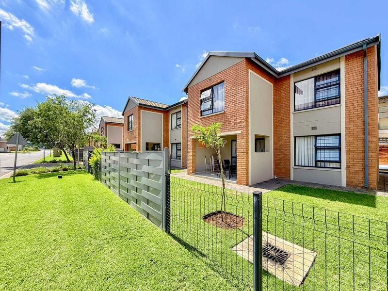 Modern 3-Bedroom Townhouse in Zambezi Manor Lifestyle Estate - Photo 4