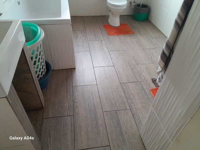 - One full bathroom COUNTRY LIFE | SMALLHOLDING |TWO BOREHOLES | JOJO STORAGE TANK | SOLAR GEYSERS - Photo 10