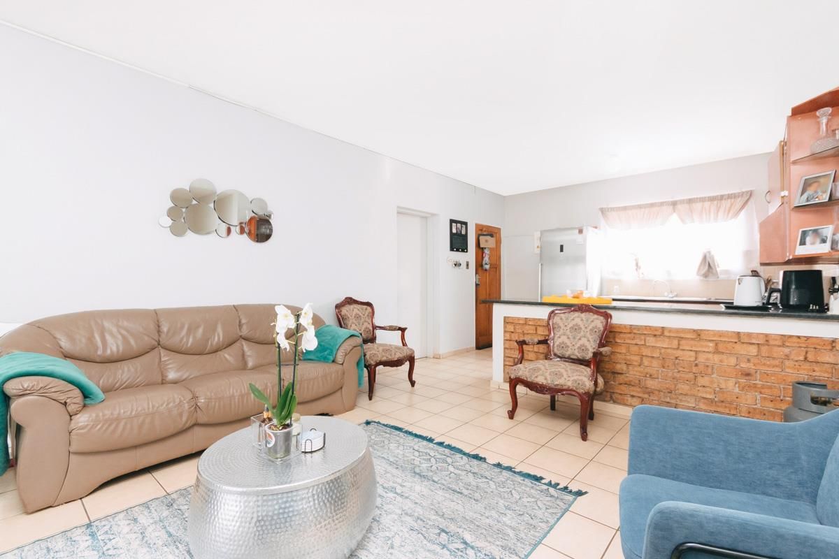 Neat 3 bedroom 2 bathroom unit for sale in Florida Roodepoort - Photo 5