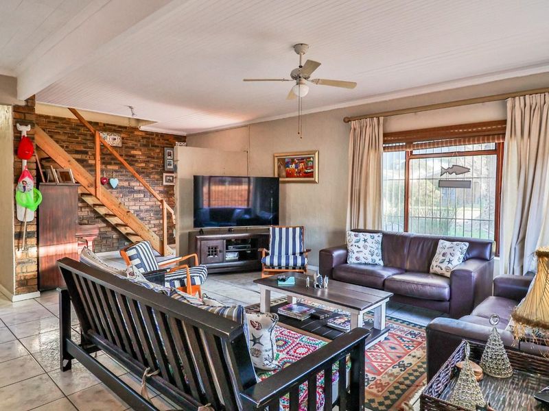 Charming 3-Bedroom Beachside Home in Franskraal - Photo 3