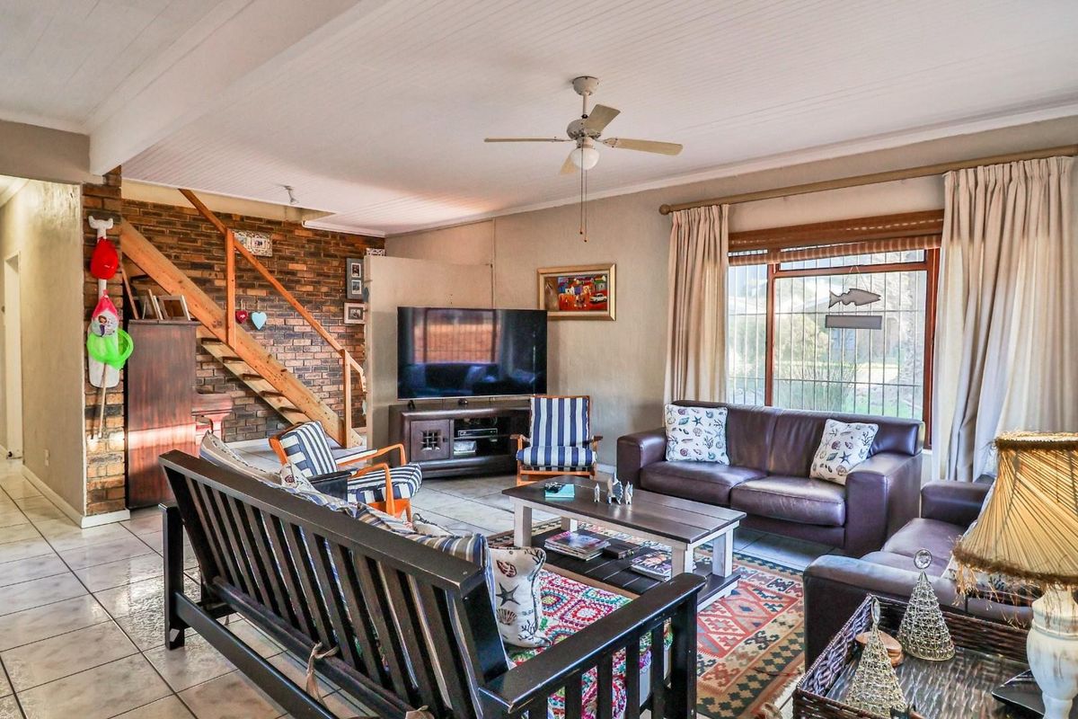 Charming 3-Bedroom Beachside Home in Franskraal - Photo 3