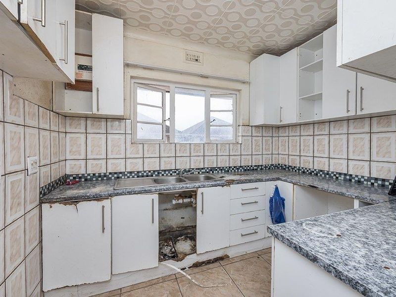 Spacious 3 Bedroom Apartment with Garage in Parow - Photo 9