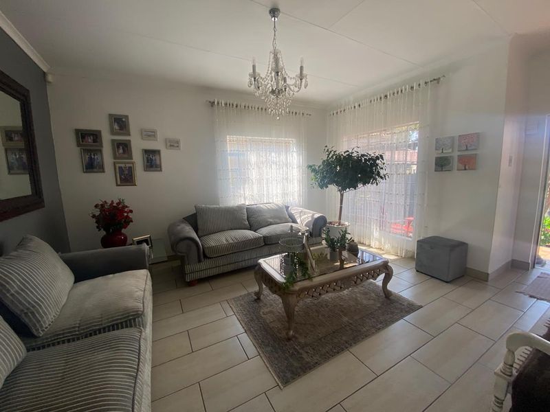 Three Bedroom House for Sale - Photo 4