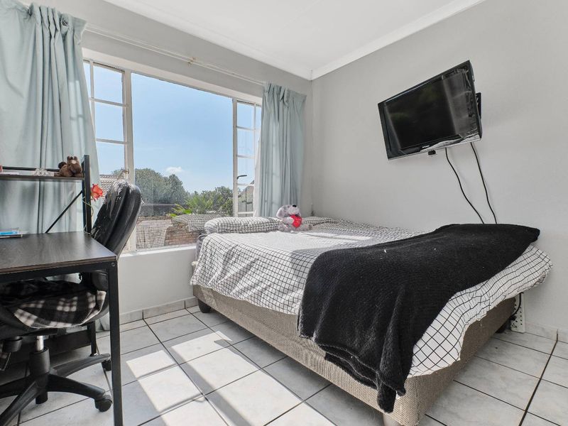 Secure, Pet-Friendly Townhouse with Wrap-Around Garden. - Photo 7