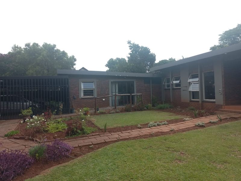 CHARMING FAMILY HOME IN THE HEART OF LYTTELTON MANOR!! - Photo 8