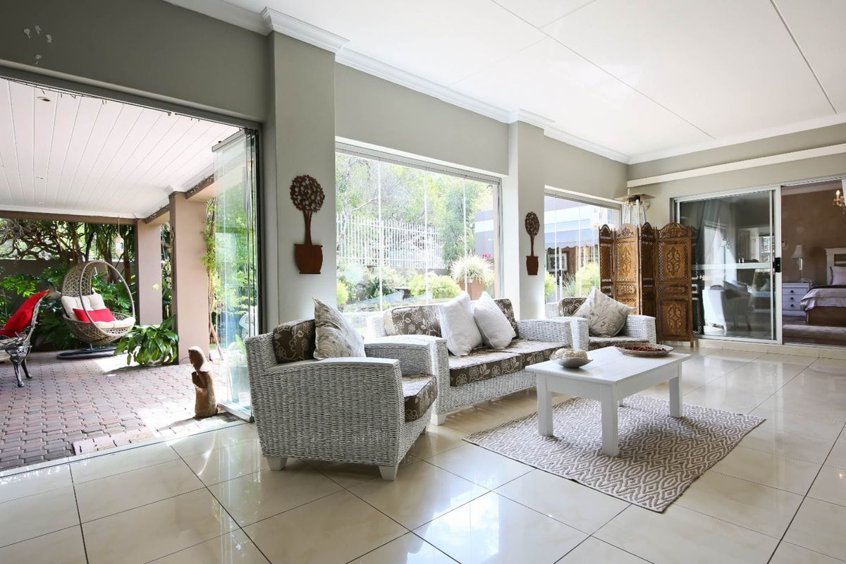 4 bedrooms House in KLEIN WINDHOEK - Photo 2