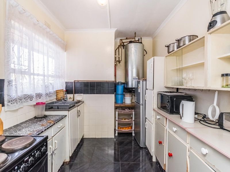 Live Large on the First Floor - Photo 3