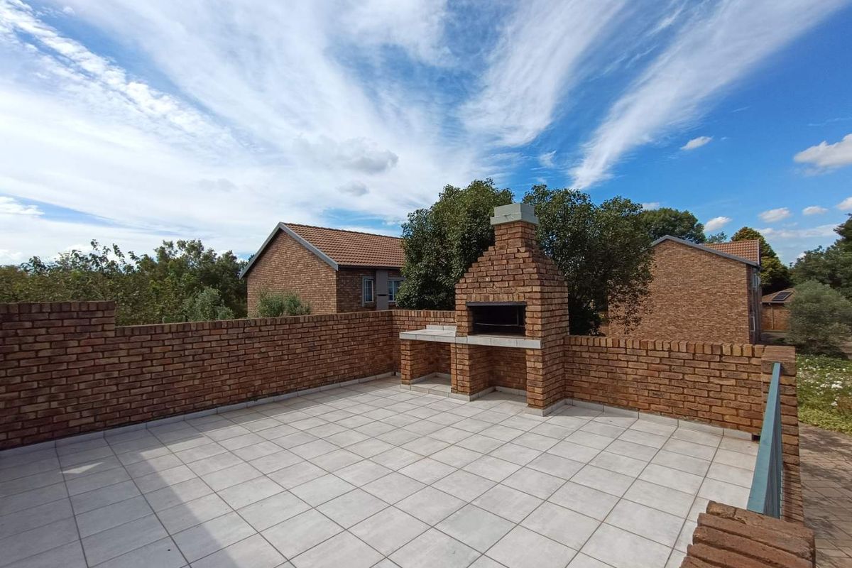 RIETVALLEIRAND - UPGRADED 2 BEDROOM  - 2 BATHROOM TOWNHOUSE WITH SOLAR SYSTEM - Photo 3