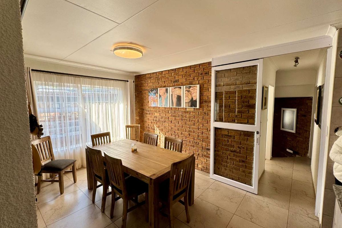 Stunning Family Home in Rangeview - Photo 5