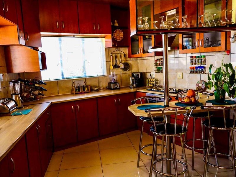 Single-Level 4-Bedroom Family Home with Pool - Photo 2