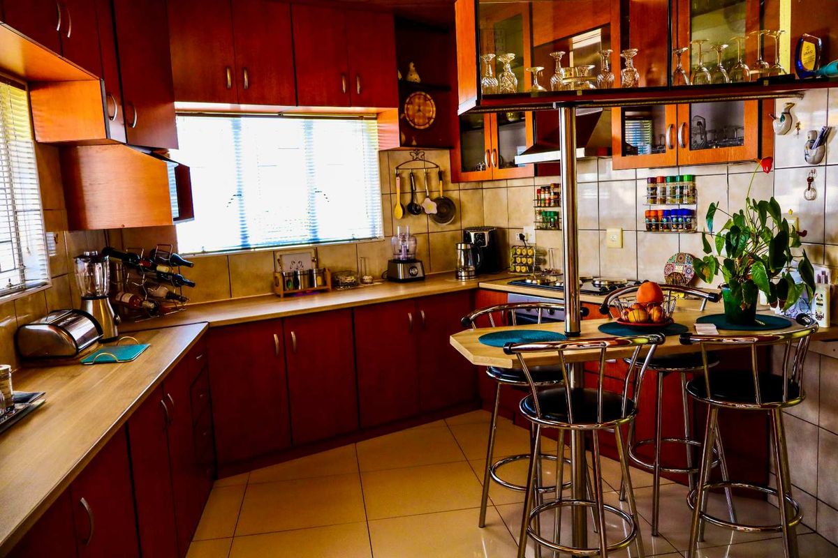 Single-Level 4-Bedroom Family Home with Pool - Photo 2