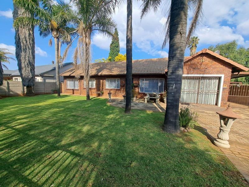 Spacious Family Home with Lush Garden & Entertainment Area - Photo 1