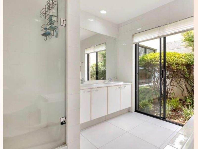 Renovated modern simplex in Exclusive Estate - Move Straight In! - Photo 8