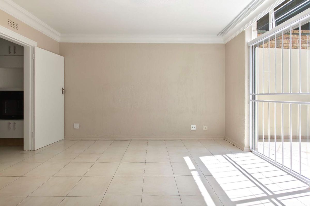 Various Refurbished Large 3 Bedroom Duplex Sandton Townhouses With Garden and Swimming Pool Options - Photo 5