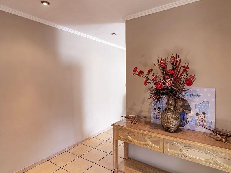 Stunning House In Rooihuiskraal Ext 22 - Photo 3