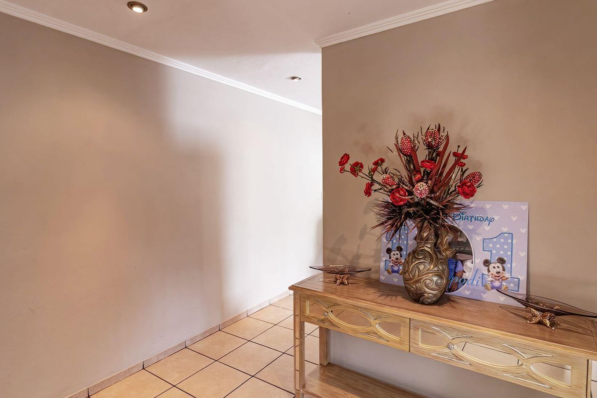 Stunning House In Rooihuiskraal Ext 22 - Photo 3