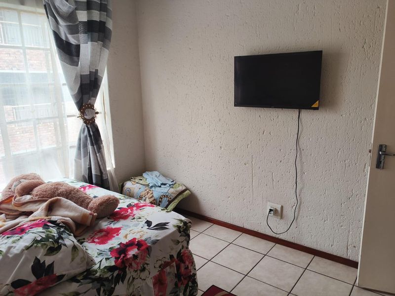 2 bed 1st floor unit, walking distance from Eastrand Mall +24h/security - Photo 7