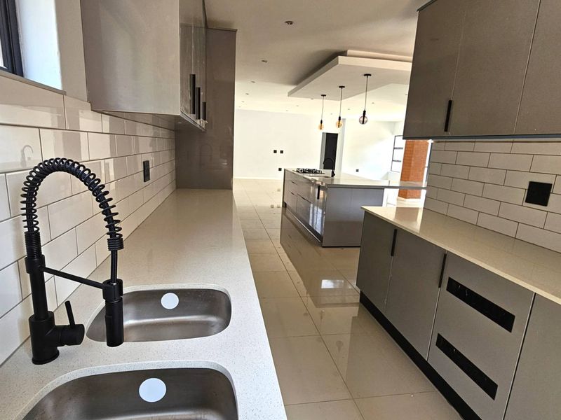 Executive 5 Bedroom House in Melodie Hartbeespoort - Photo 7