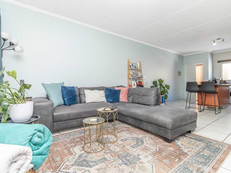 Neat and Airy 1st Floor 2 Bedroom Apartment - Photo 4