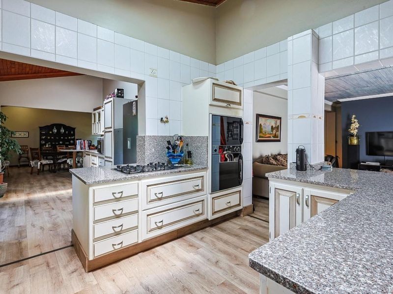 This beautiful family dream home offers space, flow, and comfort in perfect harmony. Designed for easy living and unforgettable entertaining. - Photo 10