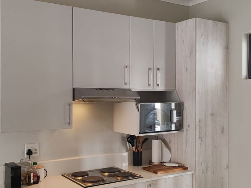 Charming and Well-Maintained Apartment in Midrand, Grand Central - Photo 6