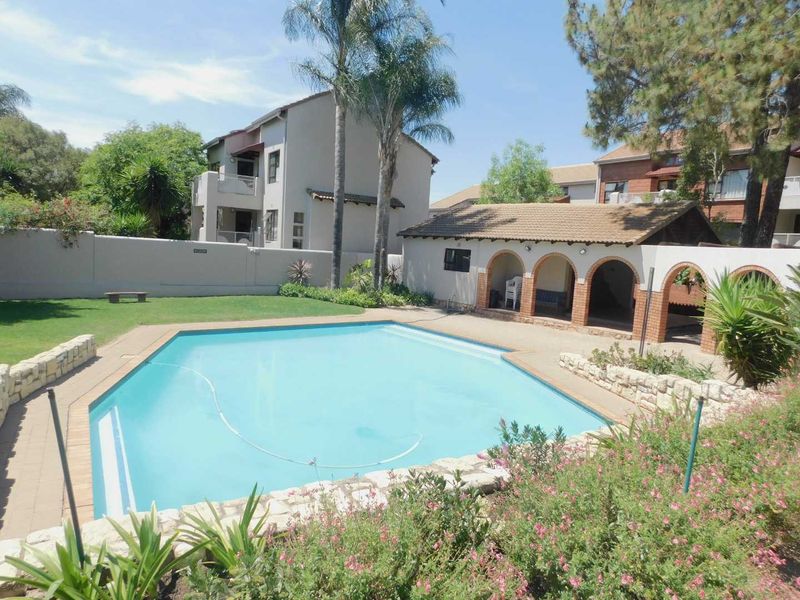 3 bedroom 2 bathroom garden unit - Photo 2