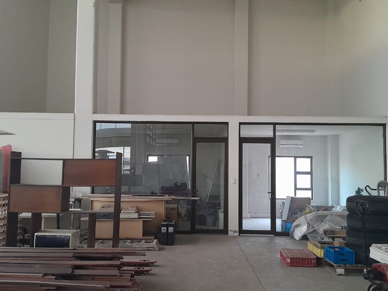 Warehouse/Shop front Space in Beautiful building Prosperita to let - Photo 7