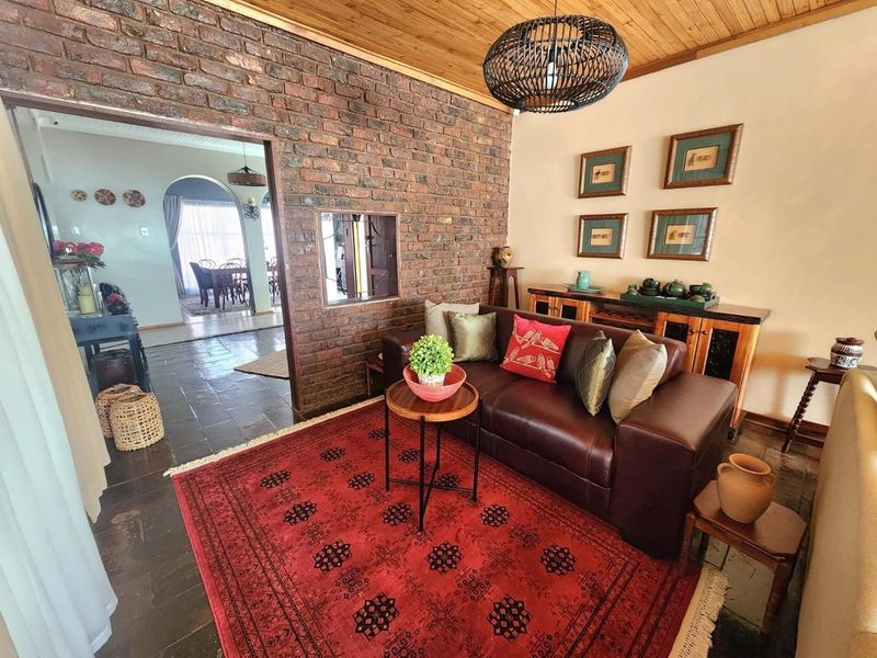 Spacious & Elegant 4-Bedroom Family Home in Hillcrest Location - Photo 4