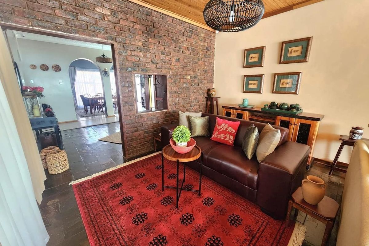 Spacious & Elegant 4-Bedroom Family Home in Hillcrest Location - Photo 4