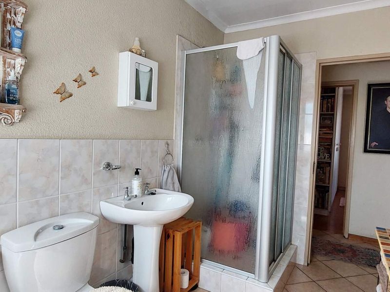 Secure 2 Bedroom Sanctuary - Photo 8