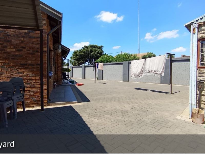 Three bedrooms house for sale in Soshanguve GG - Photo 3