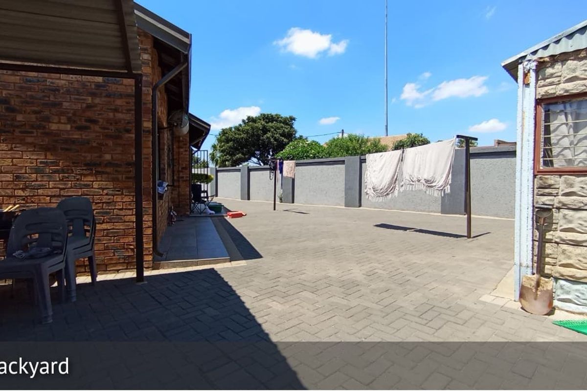 Three bedrooms house for sale in Soshanguve GG - Photo 3