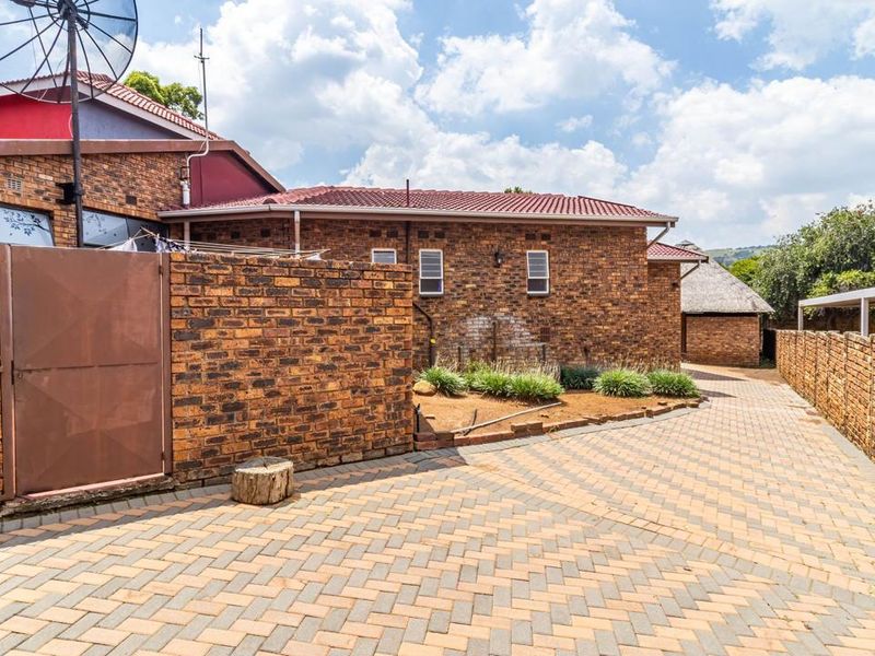 PERFECT FAMILY HOME!!!!!!! - Photo 3